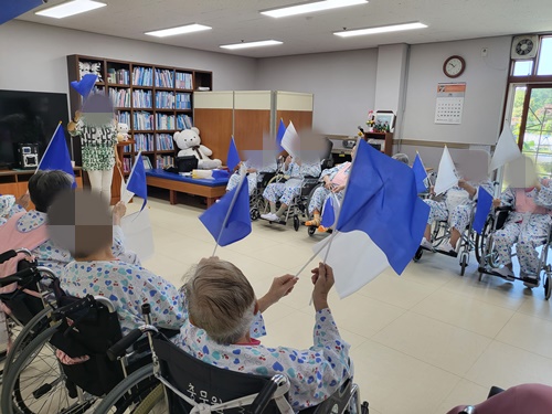 태극기가 바람에 펄럭입니다.